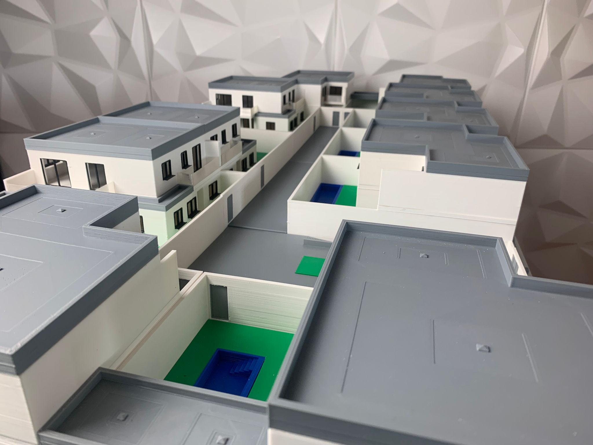 Maqueta urbanización residencial con casas y piscinas