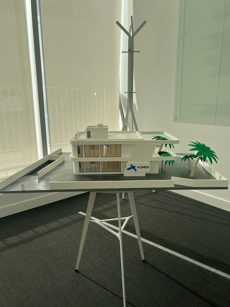 Maqueta edificio Aldimesa con palmeras