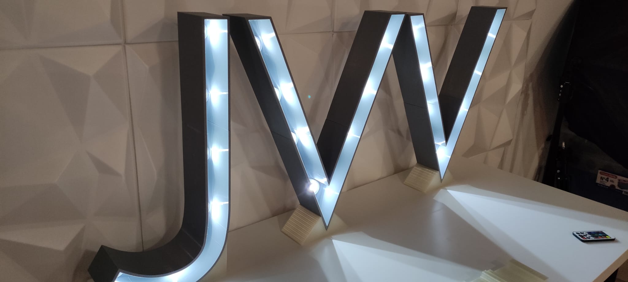 Letras JW iluminadas LED para evento