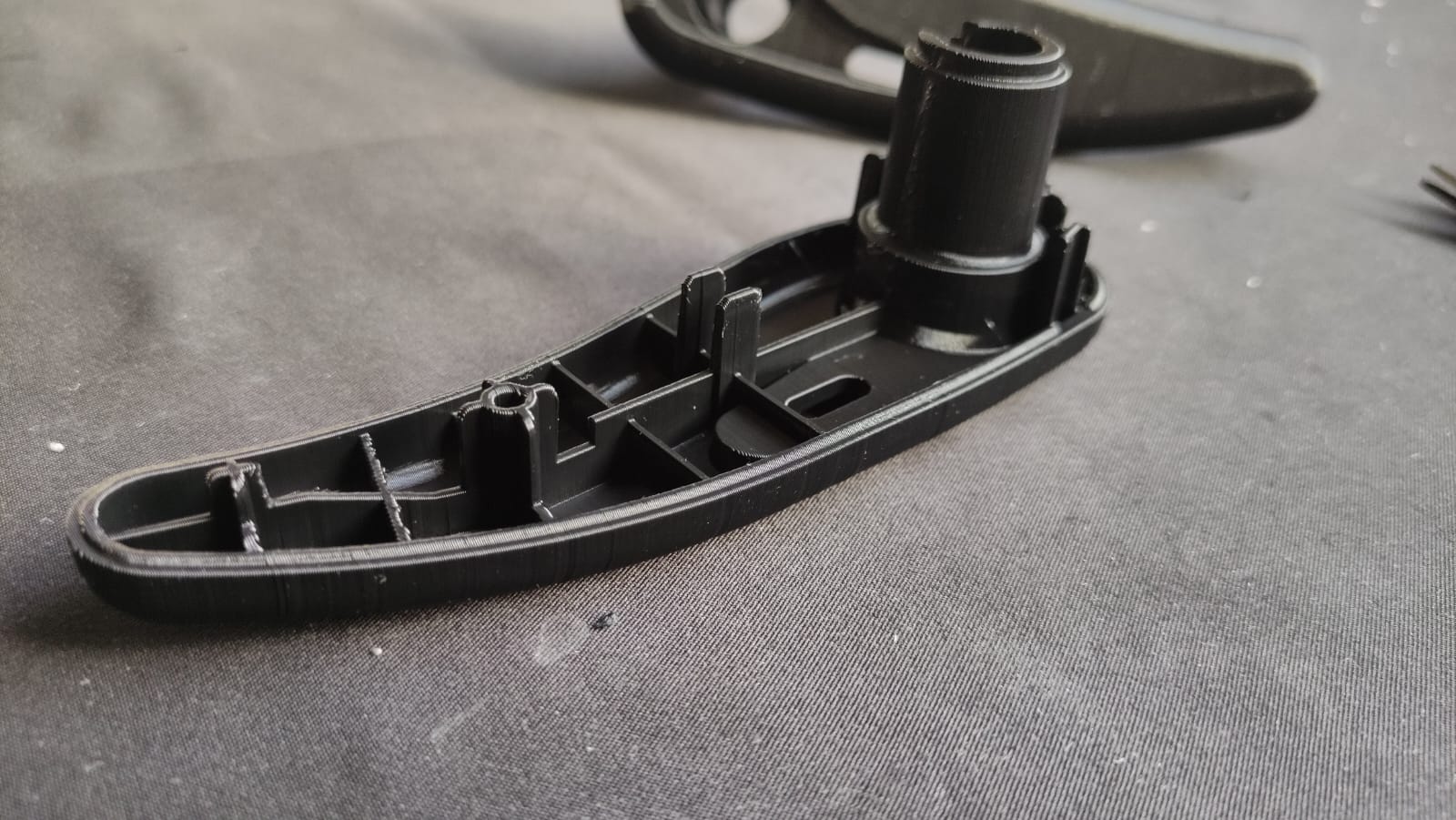 Pieza técnica negra soporte impresión 3D